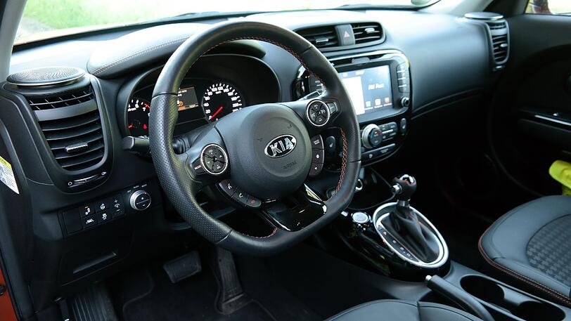 Gibt keine Rätsel auf, ist schick und gut verarbeitet: das Armaturenbrett des Kia Soul Turbo.