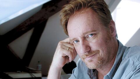 Der 52-jährige Illustrator Frank Schmolke aus München ist Mitbegründer der Magazine "Tentakel" und "Comicaze" und veröffentlicht seit 1994 Comics