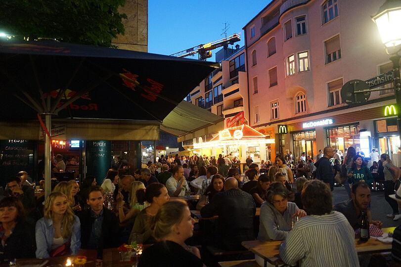 Bei lauen Temperaturen abends draußen Spaß haben. Die Münchner hatten sichtlich Nachholbedarf...