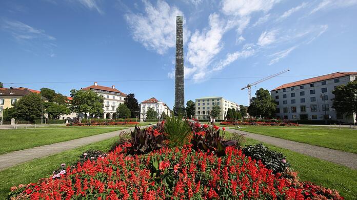 Sicherlich eine der schönsten Münchner Platzanlagen: der Karolinenplatz mit dem Obelisken in der Mitte.