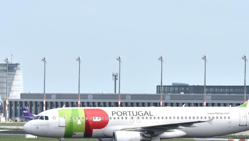 Ein Airbus A320 der portugiesischen Fluggesellschaft TAP am Hauptstadtflughafen Willy Brandt in Berlin. Ein Airbus A320 der portugiesischen Fluggesellschaft TAP am Hauptstadtflughafen Willy Brandt in Berlin.