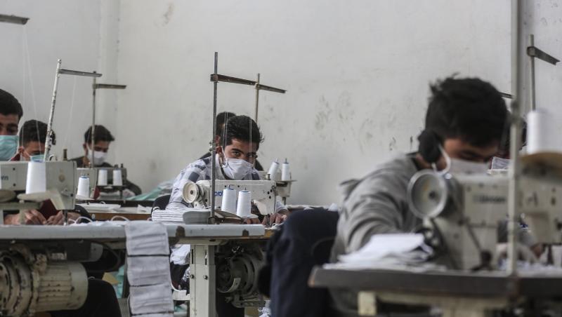 Arbeiter in der umkämpften Region Idlib mit Gesichtsmasken. In einem kleinen Labor stellen sie notdürftig Schutzmasken her. Arbeiter in der umkämpften Region Idlib mit Gesichtsmasken. In einem kleinen Labor stellen sie notdürftig Schutzmasken her.