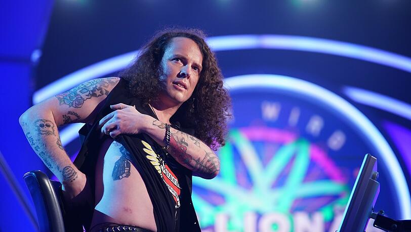 WWM-Teilnehmer Christian Grau zeigt Günther Jauch seine Tattoos. WWM-Teilnehmer Christian Grau zeigt Günther Jauch seine Tattoos.