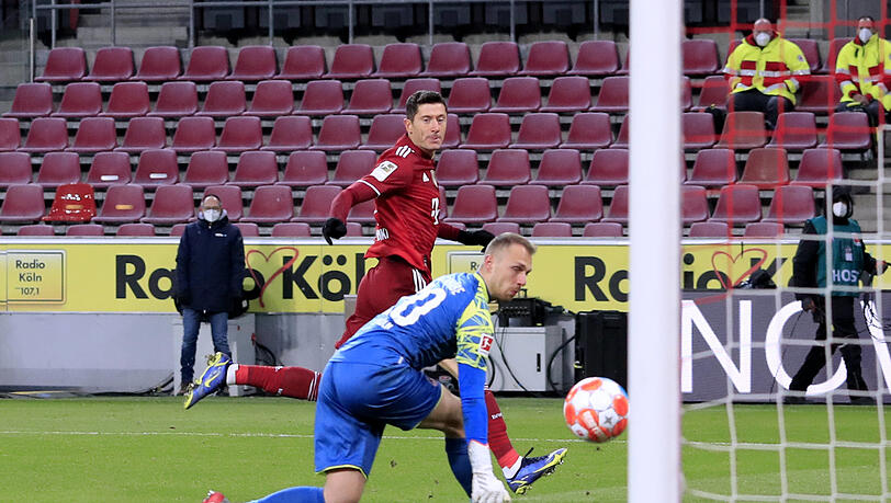 Auch mit links ganz sicher vor dem Tor: Lewandowski lässt Köln-Keeper Marvin Schwäbe keine Abwehrchance - 0:3. Auch mit links ganz sicher vor dem Tor: Lewandowski lässt Köln-Keeper Marvin Schwäbe keine Abwehrchance - 0:3.
