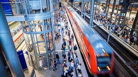 Am letzten Wochenende, an dem das 9-Euro-Ticket noch gültig war, nutzten vielen Menschen das Angebot noch mal für einen Ausflug.