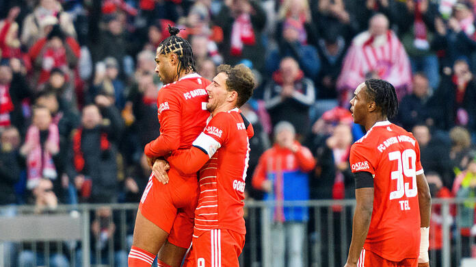 Serge Gnabry (li.)  und Leon Goretzka (mi.) überzeugen gegen Bochum.