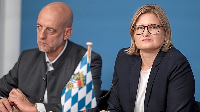 Die bayerischen AfD-Spitzenkandidaten Martin Böhm und Katrin Ebner-Steiner bei einer Pressekonferenz am Tag nach der Landtagswahl.
