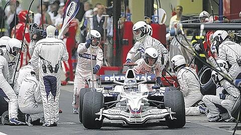 Während vorne im Feld Silber und Rot um die WM kämpften, hatten die Weiß-Blauen, hier Nick Heidfeld, gestern nichts zu lachen in Sao Paulo.