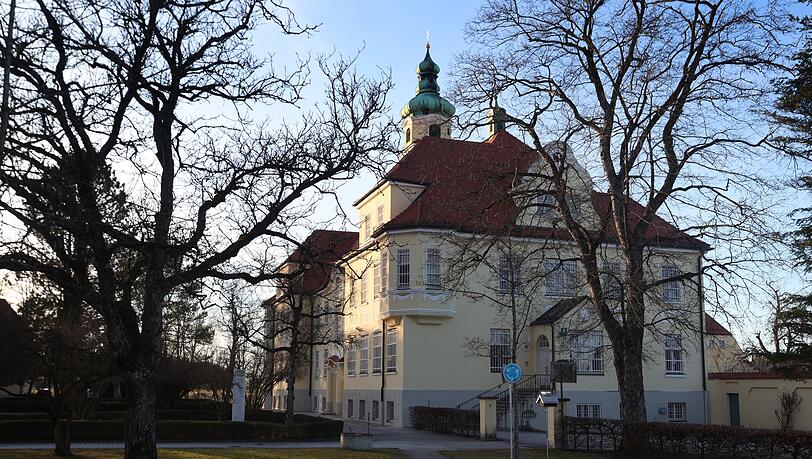 Im offenen Vollzug: Alfons Schuhbeck hat die Justizvollzugsanstalt Andechs-Rothenfeld im März verlassen. Die Monate seines aktuellen Hafturlaubes wird an die Freiheitsstrafe hinten angehängt. Im offenen Vollzug: Alfons Schuhbeck hat die Justizvollzugsanstalt Andechs-Rothenfeld im März verlassen. Die Monate seines aktuellen Hafturlaubes wird an die Freiheitsstrafe hinten angehängt.