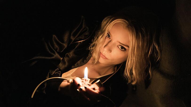 Nach einem großen Coup ist die Betrügerin Lucky (Anya Taylor-Joy) plötzlich auf sich allein gestellt und in stetiger Gefahr. Nach einem großen Coup ist die Betrügerin Lucky (Anya Taylor-Joy) plötzlich auf sich allein gestellt und in stetiger Gefahr.