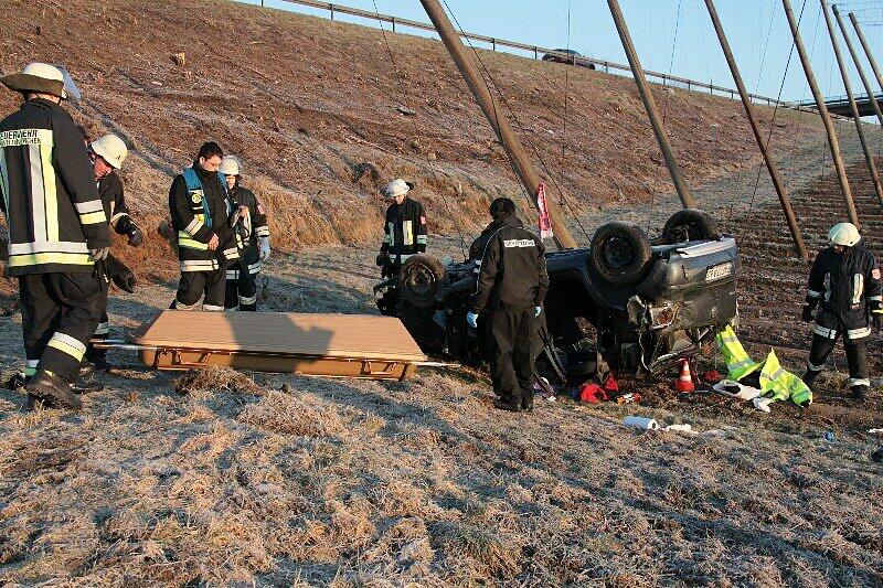 Die schrecklichen Bilder vom Unfall in der Holledau: Ein Teenager starb, als der Polo die steile Böschung hinabstürzte, zwei wurden schwer verletzt.