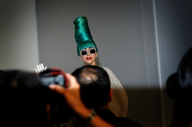 Es ist übrigens nicht das erste Mal, dass die Stilikone mit so schräge schuhe trägt. Am Flughafen in London hat sich Lady Gaga schon mal lang gemacht. Sehen Sie selbst...