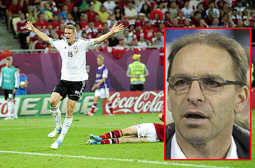 Lars Bender jubelt über seinen Siegtreffer gegen Dänemark. Eingeblendet: Ernst Tanner - Der 45-Jährige war bis 2009 Jugendkoordinator bei 1860 und gilt als Entdecker von Lars und Sven Bender.