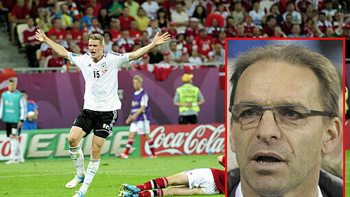 Lars Bender jubelt über seinen Siegtreffer gegen Dänemark. Eingeblendet: Ernst Tanner - Der 45-Jährige war bis 2009 Jugendkoordinator bei 1860 und gilt als Entdecker von Lars und Sven Bender. Lars Bender jubelt über seinen Siegtreffer gegen Dänemark. Eingeblendet: Ernst Tanner - Der 45-Jährige war bis 2009 Jugendkoordinator bei 1860 und gilt als Entdecker von Lars und Sven Bender.