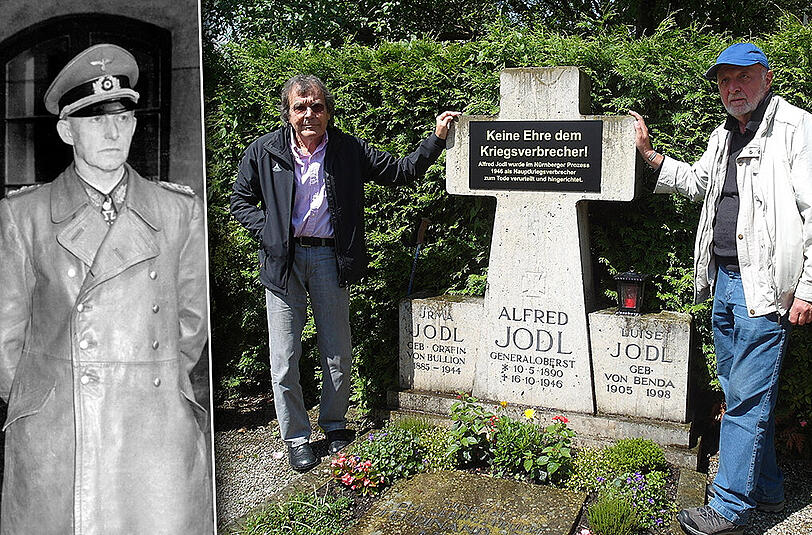 Links: Alfred Jodl war Chef des Wehrmachtsführungsstabes und wurde bei den Nürnberger Prozessen zum Tode verurteilt. Rechts: Der Aktionskünstler Wolfram P. Kastner (r) und sein Mitstreiter Jürgen Arnold neben der Informationstafel am Ehrenmal auf der Fraueninsel.