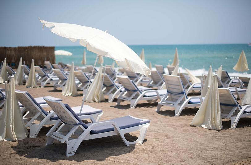 Leerer Strand in der Türkei. Bei den Fluggesellschaften Lufthansa und Easyjet ließen die Terroranschläge in Europa bereits Umsätze und Gewinne schmelzen. Foto: Marius Becker