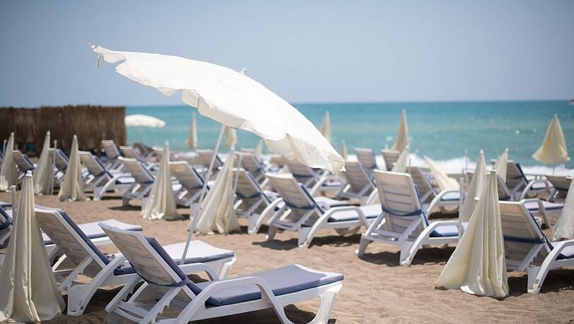 Leerer Strand in der Türkei. Bei den Fluggesellschaften Lufthansa und Easyjet ließen die Terroranschläge in Europa bereits Umsätze und Gewinne schmelzen. Foto: Marius Becker Leerer Strand in der Türkei. Bei den Fluggesellschaften Lufthansa und Easyjet ließen die Terroranschläge in Europa bereits Umsätze und Gewinne schmelzen. Foto: Marius Becker