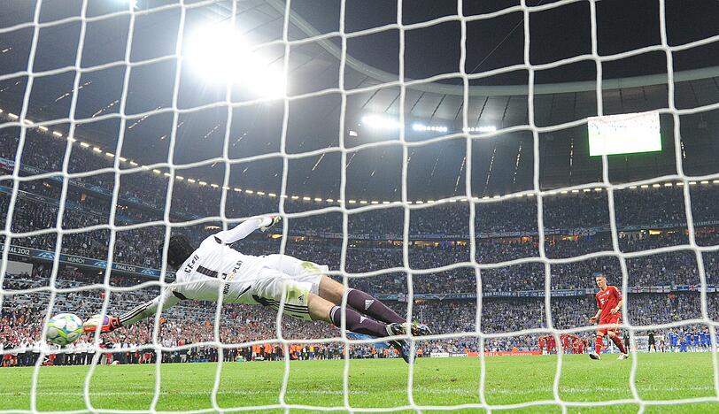 Im Champions-League-Finale dahoam schießt er den entscheidenden Elfer an den Pfosten, da kann auch Bundespräsident Gauck nicht trösten.