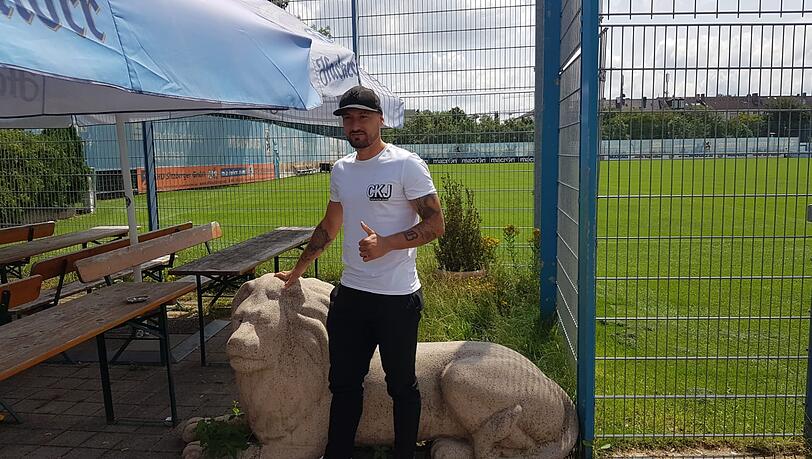 Timo Gebhart am Montag bei seiner Ankunft am 1860-Trainingsgelände. Timo Gebhart am Montag bei seiner Ankunft am 1860-Trainingsgelände.