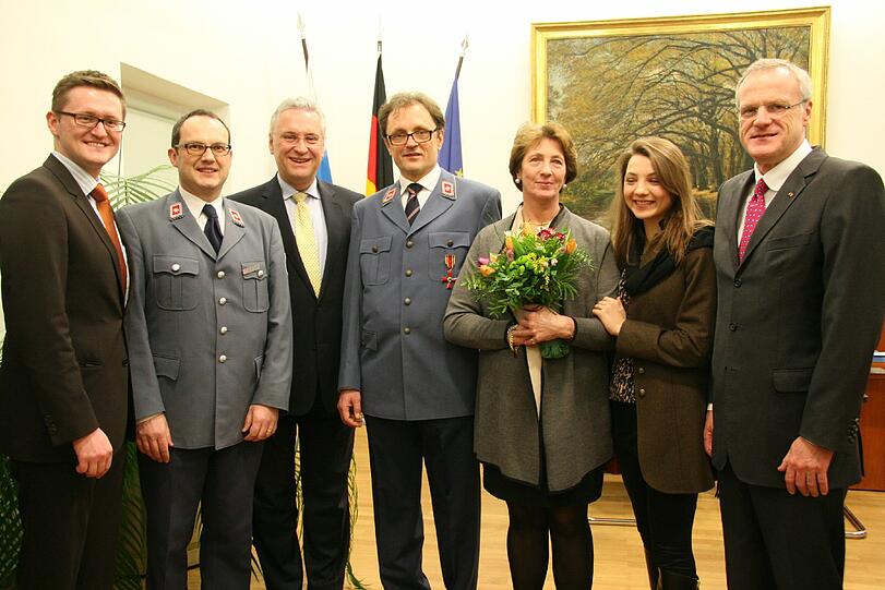 Der Bundestagsabgeordnete Dr. Wolfgang Stefinger (links) und Innenminister Joachim Herrmann (2. v.l.) im Kreise des Geehrten Freiherrn von Bechtolsheim (Mitte) mit Gattin und Tochter sowie Vertretern des Malteser Ordens.