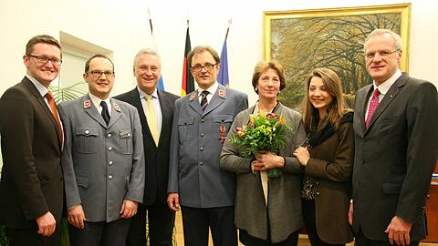 Der Bundestagsabgeordnete Dr. Wolfgang Stefinger (links) und Innenminister Joachim Herrmann (2. v.l.) im Kreise des Geehrten Freiherrn von Bechtolsheim (Mitte) mit Gattin und Tochter sowie Vertretern des Malteser Ordens.