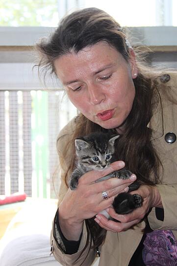 Betty Bettin mit einem der Katzenbabys.