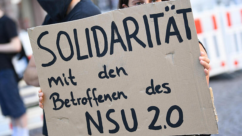 Ein Demonstrantin hält während einer Kundgebung in der Wiesbadener Innenstadt ein Plakat mit der Aufschrift "Solidarität mit den Betroffenen des NSU 2.0". Anlass der Protestaktion war eine Sitzung des Landtags-Innenausschusses zu der Affäre um rechtsextreme Drohschreiben. Ein Demonstrantin hält während einer Kundgebung in der Wiesbadener Innenstadt ein Plakat mit der Aufschrift "Solidarität mit den Betroffenen des NSU 2.0". Anlass der Protestaktion war eine Sitzung des Landtags-Innenausschusses zu der Affäre um rechtsextreme Drohschreiben.