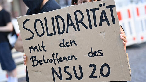 Ein Demonstrantin hält während einer Kundgebung in der Wiesbadener Innenstadt ein Plakat mit der Aufschrift "Solidarität mit den Betroffenen des NSU 2.0". Anlass der Protestaktion war eine Sitzung des Landtags-Innenausschusses zu der Affäre um rechtsextreme Drohschreiben.