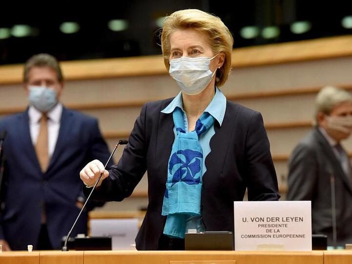 EU-Kommissionspräsidentin Ursula von der Leyen kommt ins Europaparlament hat im Auftrag der EU-Staats- und Regierungschefs ein Wiederaufbauprogramm entworfen.