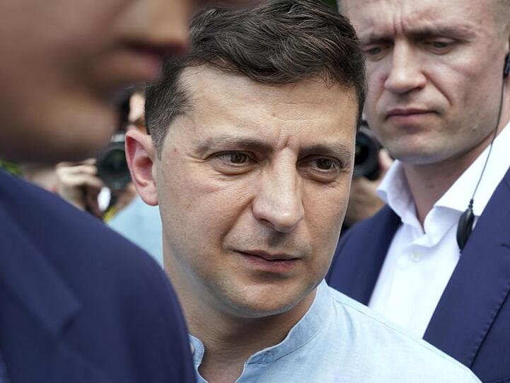 Der ukrainische Präsident Wolodymyr Selenskyj geht mit seiner Partei Diener des Volkes Prognosen zufolge als Sieger aus der Parlamentswahl hervor.