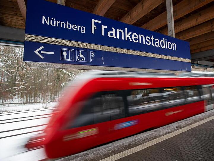 Ein Zug am Bahnsteig des S-Bahnhofs Nürnberg-Frankenstadion. Foto: Daniel Karmann/dpa/Archivbild