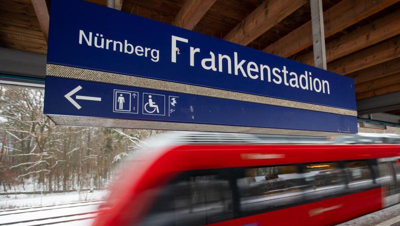 Ein Zug am Bahnsteig des S-Bahnhofs Nürnberg-Frankenstadion. Foto: Daniel Karmann/dpa/Archivbild Ein Zug am Bahnsteig des S-Bahnhofs Nürnberg-Frankenstadion. Foto: Daniel Karmann/dpa/Archivbild