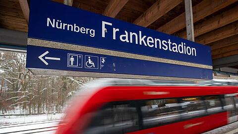 Ein Zug am Bahnsteig des S-Bahnhofs Nürnberg-Frankenstadion. Foto: Daniel Karmann/dpa/Archivbild