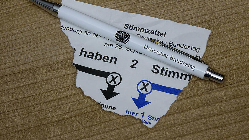Ein zerrissener Stimmzettel für die Bundestagswahl 2021. Bei der letzten Bundestagswahl (2017) haben knapp 24 Prozent der Wahlberechtigten nicht gewählt.