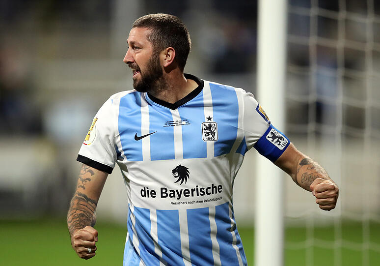 Sechzigs Schlitzohr: Torjäger Sascha Mölders, gebürtiger Essener, klebt auf dem Trikot den Namen der Schalker ab (siehe Kreis).
