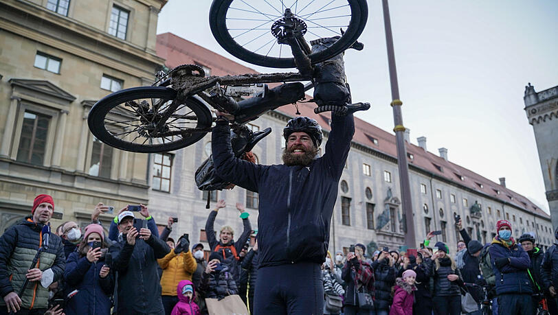 Mit Reinhold-Messner-Bart: Einmal um die Welt "getriathlont" - und wieder zurück auf dem Odeonsplatz, Ende November.