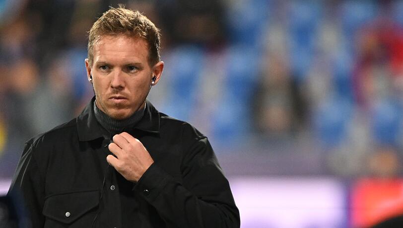 Münchens Trainer Julian Nagelsmann steht vor dem Spiel auf dem Platz.
