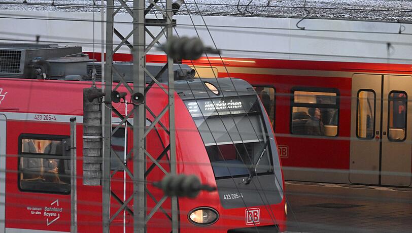 S-Bahn Züge fahren nach dem Warnstreik im Bahn- und Luftverkehr am S-Bahnhof Hackerbrücke. Nach dem großangelegten bundesweiten Warnstreik der Gewerkschaften EVG und Verdi begann sich die Situation im öffentlichen Verkehr am Dienstag weitgehend zu normalisieren.