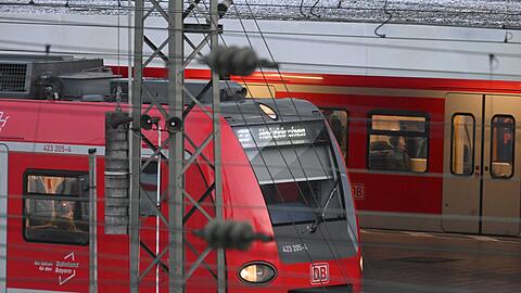 S-Bahn Züge fahren nach dem Warnstreik im Bahn- und Luftverkehr am S-Bahnhof Hackerbrücke. Nach dem großangelegten bundesweiten Warnstreik der Gewerkschaften EVG und Verdi begann sich die Situation im öffentlichen Verkehr am Dienstag weitgehend zu normalisieren.