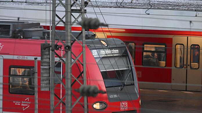 S-Bahn Züge fahren nach dem Warnstreik im Bahn- und Luftverkehr am S-Bahnhof Hackerbrücke. Nach dem großangelegten bundesweiten Warnstreik der Gewerkschaften EVG und Verdi begann sich die Situation im öffentlichen Verkehr am Dienstag weitgehend zu normalisieren.