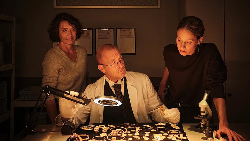Ulrike Folkerts (l.), Heino Ferch und Lisa Bitter in "Tatort: Gold" aus Ludwigshafen.