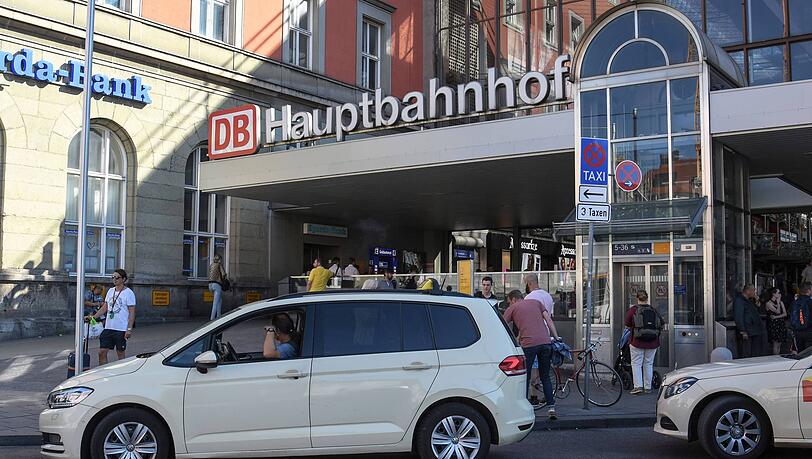 Ein Taxi steht vor dem Haupteingang des Hauptbahnhofs in München.
