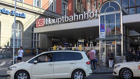 Ein Taxi steht vor dem Haupteingang des Hauptbahnhofs in München.