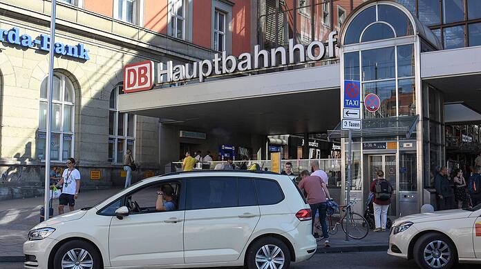 Ein Taxi steht vor dem Haupteingang des Hauptbahnhofs in München.