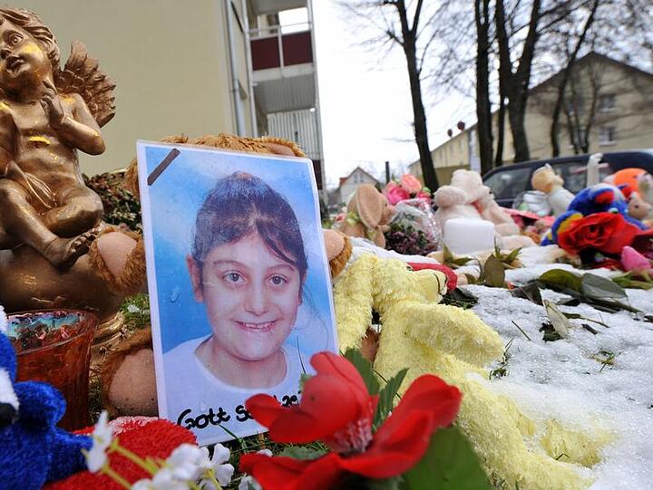 Ein Bild, Blumen und Plüschtiere erinnern in Paderborn an die ermordete Kardelen.