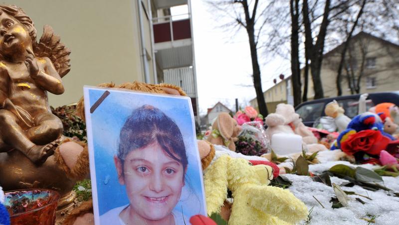 Ein Bild, Blumen und Plüschtiere erinnern in Paderborn an die ermordete Kardelen. Ein Bild, Blumen und Plüschtiere erinnern in Paderborn an die ermordete Kardelen.