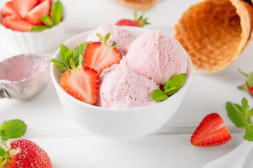 Gesundes und eiweißreiches Eis geht ganz einfach mit nur drei Zutaten. Für etwa zwei Portionen kommen 200 Gramm Hüttenkäse, 20 Gramm Ahornsirup (alternativ Honig, Agavendicksaft oder Dattelmus) und eine Handvoll Beeren - frische Erdbeeren oder TK-Beeren - in den Standmixer. Für Schoko-Fruchteis noch einen Esslöffel Kakaopulver hinzugeben. Auch Kokosflocken, zerbröselte Kekse, Waffelstücke, Marmelade oder Nüsse sind leckere Toppings. Gesundes und eiweißreiches Eis geht ganz einfach mit nur drei Zutaten. Für etwa zwei Portionen kommen 200 Gramm Hüttenkäse, 20 Gramm Ahornsirup (alternativ Honig, Agavendicksaft oder Dattelmus) und eine Handvoll Beeren - frische Erdbeeren oder TK-Beeren - in den Standmixer. Für Schoko-Fruchteis noch einen Esslöffel Kakaopulver hinzugeben. Auch Kokosflocken, zerbröselte Kekse, Waffelstücke, Marmelade oder Nüsse sind leckere Toppings.