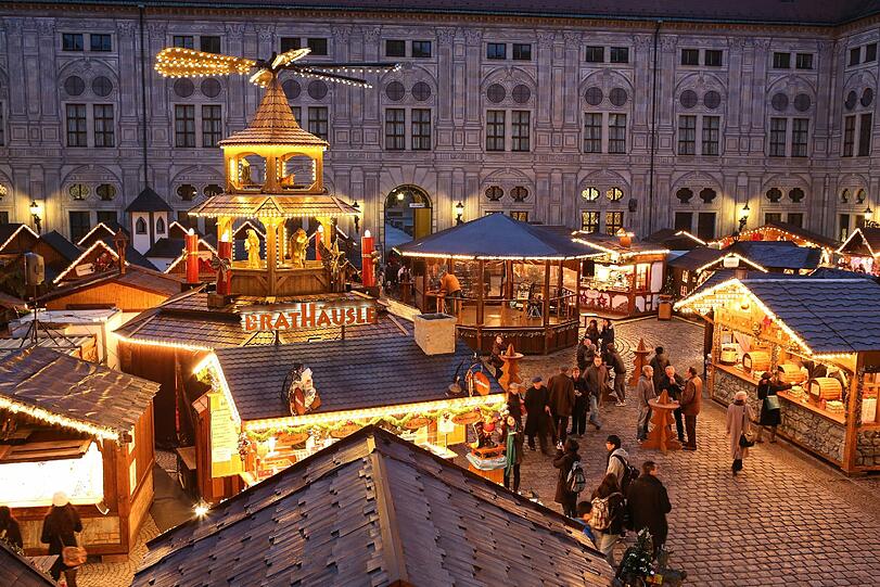 In der Mitte die große Weihnachtspyramide, unter der's Feuerzangenbowle gibt. Drumherum stehen lauter urige Almhütten. Bis 23.Dezember ist das "Weihnachtsdorf" in der Residenz geöffnet.