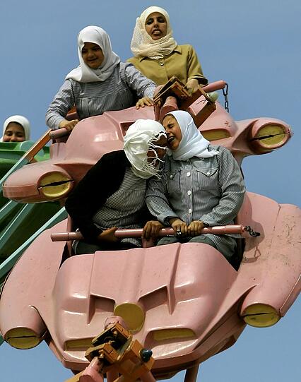 Ein Bild aus dem Jahr 2006 zeigt Frauen in einem Vergnügungspark vor den Toren von Gaza Stadt.