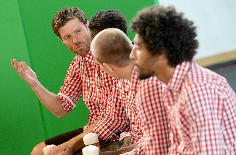 Alles klar, Companeros? Xabi Alonso mit seinen neuen Kollegen.